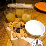 ビストロ パクチーズ - りんごとキウイのジウスとドライフルーツとナッツ