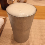 うつぼ ふく - 錫のビアグラスでビール