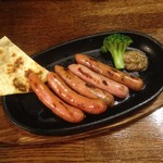 がっつりBEEF ~KING OF STEAK~ - アツアツ鉄板ソーセージ5種