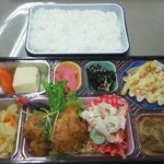 福山まるたま - マルタマ弁当410円　鶏のみぞれあんかけとマカロニグラタン(2017.03.10)