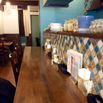 spice＆cafe SidMid - 店内風景。カウンター右端から奥手方向を撮影。