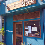 spice＆cafe SidMid - 店舗外観。間口は狭いが奥行きがある店内。