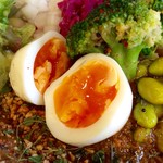 spice＆cafe SidMid - 玉子ピクルスのアップ。玉子ピクルスと燻製煮卵の二択だが、ここはやはりピクルスだ。