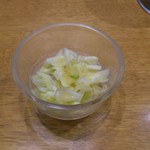 オーダーと一緒に提供される酢キャベツです。(2017年3月)