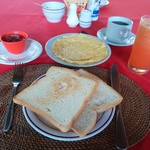 HOTEL TAMAN AGUNG BEACH INN - 4種類から選ぶメニュー。左上の赤いのはケチャップではなくジャム。そんなにいらないのだが。