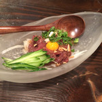 くいもの屋わん - 馬肉のコク旨生姜ユッケ。
      税抜580円。
      旨し。