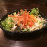 くいもの屋わん - お通しのサラダ。
      美味し。