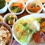 カフェレストりん - ササミの香味揚げ/自家製トマトソース。揚げいも。野菜サラダ。厚揚げのミンチ煮。ブロッコリー&エリンギのカレー炒め。椎茸まぜご飯。冷奴。デザート　780円