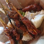 Sate Babi Bawah Pohon Gelora Trisakti - 白い塊がロントン