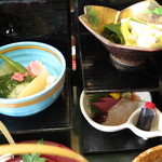 Yaohiko Honten - 飾り棚（青柳ぬた和え、煮物盛り合わせ、お造り2種盛）