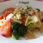 イル レガーロ - 高原野菜とトマトの自家製幅広パスタ
