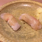 うを徳 - 左：明石 平目（握り） 右：明石 鯛（握り）