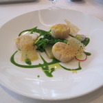 帆立貝のグリル　横浜産大根のコンソメ煮を添えて　菜の花のクーリ　柚子の香り