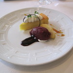 グランシェール 葉山庵 - タルトフロマージュ　リンゴのキャラメリゼトとカシズソルベ 