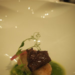 La Chic - リ・ド・ヴォーのポワレ　イタリア産うすい豆のクーリー 河内鴨のハツの燻製と赤玉ねぎのピクルス　乳清とミントの香り