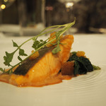 La Chic - サクラマスのミキュイ　ちぢみほうれん草のソテーとクルトン 卵黄と赤ワインのレヂュクション