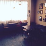 カフェ ルミエール - 日差しの眩しい大きな窓が広がります。