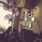 カフェ ルミエール - 写真好きのスタッフのが飾るたくさんの額たち