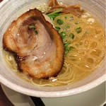 サカノウエ ユニーク - とりそば。レンコンが良いアクセント。