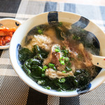 アツアツのクッパはキムチを添えて。