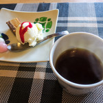 デザートとホットコーヒー。