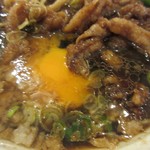 肉汁麺ススム - 卵黄と肉♪