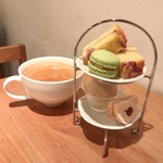 お茶とお菓子まやんち - 桜スイーツ盛合せ 850円(税込)
      マサラチャイ 650円(税込)