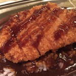 アパ社長カレーショップ - カツの上にはオタフクソース