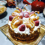 Famiyu Do Fururisu - スワン型のシュークリームが乗ったホールケーキ