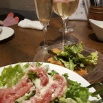 ESOLA 藤沢駅前店 - 前菜の三種盛り合わせと奧はシーザーサラダ