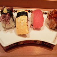 寿司英 - 右から　穴子、赤身、玉、ホタルイカ