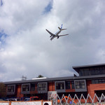 spice＆cafe SidMid - 伊丹空港への進入ルートの真下で、それなりにうるさい(だから今まで国有地だったとか)。ランディングギア(車輪)が出ているのが分かる。