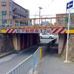 spice＆cafe SidMid - 食事のあとのウォーキング。途中、阪急の宝塚線をくぐる。1.7メートルって私の身長より低いが、かがまずに通れた。実際には、10センチ以上余裕があった。