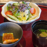 鉄板焼　恵比寿 - 前菜は寄せグリーンピース ・鯛のよもぎ真丈のお吸い物 ・サラダ☆