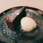 アレグロ コン ブリオ - ビターチョコレートとアーモンドのトルタ　with ミルクジェラート