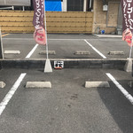 喫茶萩 - お店の西にあるガレージは5台分です