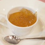 サンク・オ・ピエ - フォアグラのフォンダン ときめき鶏の濃厚コンソメジュレ添え