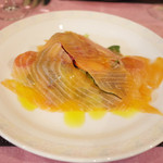 サンク・オ・ピエ - スコットランド産ウェスター・ロス・サーモンの自家製スモーク サラダ添え