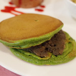 サンク・オ・ピエ - 抹茶風味の小さなドラ焼き AOCのピュイ産グリーンレンズマメの餡