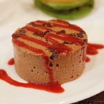 サンク・オ・ピエ - ヴァローナ社のショコラ・マンジャリのムース クランベリー風味 フランボワーズのクーリ添え