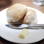 欧風バル・マザン - ランチのアニスシードの自家製パン