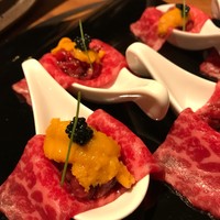 焼肉 うしみつ 恵比寿本店 - うしみつ極みユッケと炙り寿司盛り合わせ