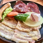 大衆肉料理 榎久 - 牛豚定食 ¥950 （2017年3月11日現在）※ソーセージトッピング