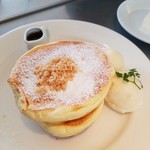 レインボーパンケーキ - ラムレーズンアイス添えパンケーキ