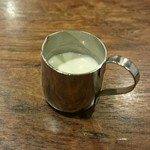 いなだ珈琲舎 - いなだ珈琲オリジナルミルクです
      最初ブラック、あとからミルクを入れます
      一杯で二度おいしいです