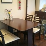 いなだ珈琲舎 - 店内テーブル