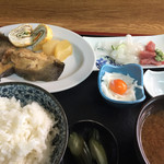 沼館食堂 - 煮魚定食 600円 全景