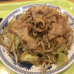 北京餃子 - 2017年3月。メガ盛りジャンボ炒め530円。豚バラの下にはキャベツともやし炒め。