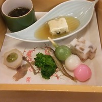 京都・嵐山 ご清遊の宿 らんざん - 前菜 もずく酢、公魚南蛮漬け、キャベツ豆腐、きのこ真丈、三色団子、小芋田楽、花菜