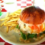 クレイジーダック - ハンバーガーにホワイトソースとフライドエッグトッピング☆